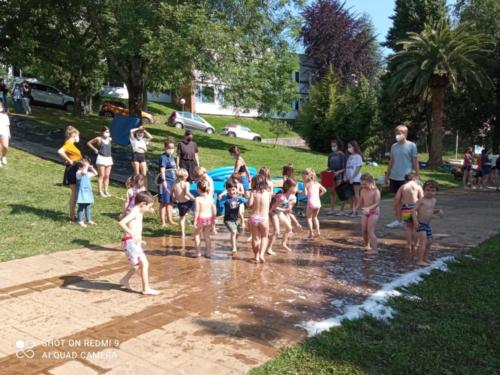 ¡Tobogán de agua y día de baño! / Wasserrutsche und Badetag!