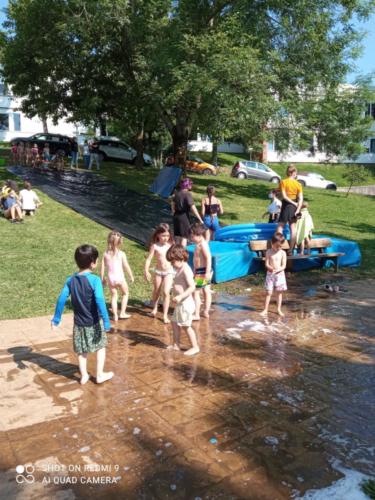 ¡Tobogán de agua y día de baño! / Wasserrutsche und Badetag!