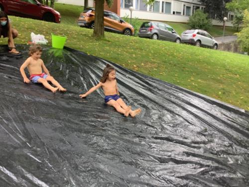 ¡Tobogán de agua y día de baño! / Wasserrutsche und Badetag!