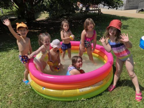 ¡Tobogán de agua y día de baño! / Wasserrutsche und Badetag!